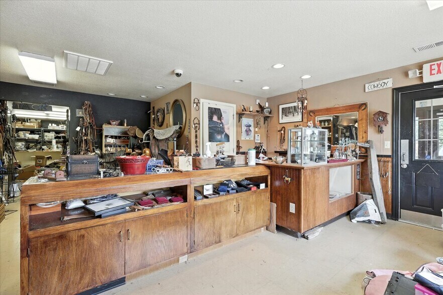 More Photos Of 2101 E Raccoon Valley Rd, Heiskell Garden Center For Sale