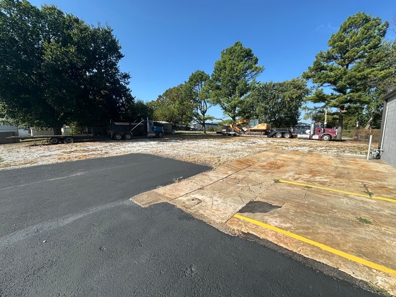 More Photos Of 4651 N 20th St, Ozark Warehouse For Lease
