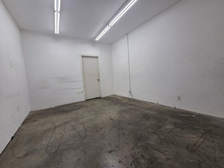 More Photos Of 341 W 31st St, Los Angeles Warehouse For Lease