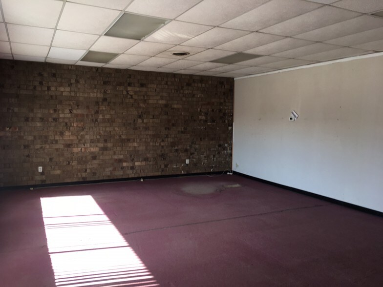 More Photos Of 112 S Walnut Cir, Greensboro Warehouse For Sale