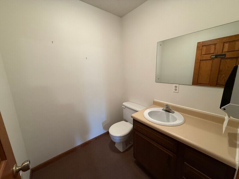 More Photos Of 508 Scarboro Ln, Oak Ridge Office For Sale
