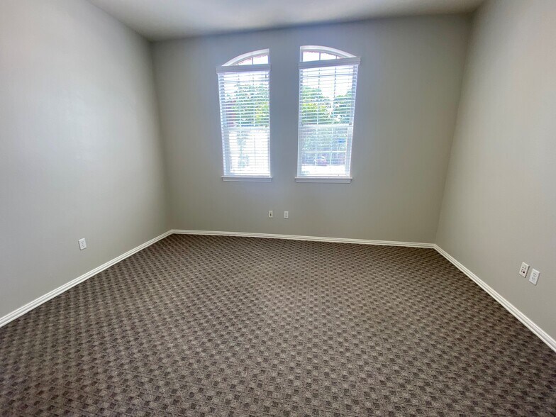 More Photos Of 325 Miron Dr, Southlake Medical For Lease