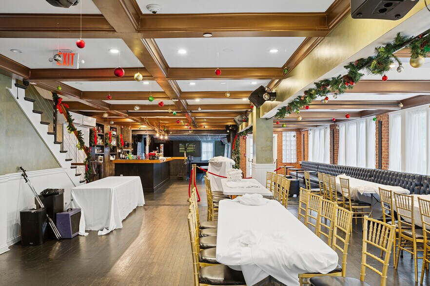 More Photos Of 40-21 Bowden Sq, Southampton Restaurant For Lease