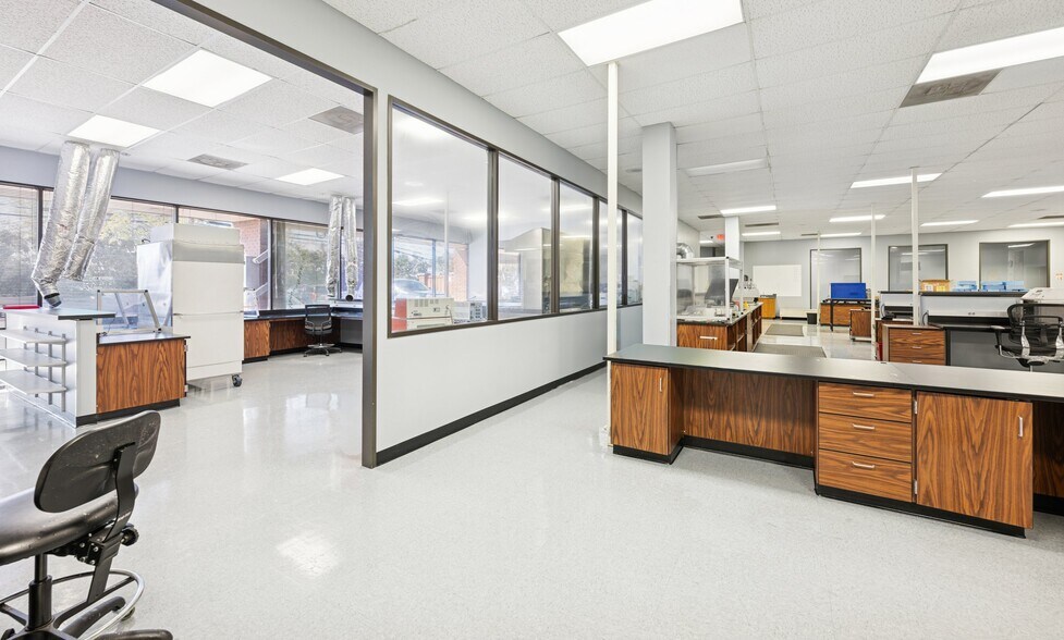 More Photos Of 3418 Midcourt Rd, Carrollton Showroom For Lease