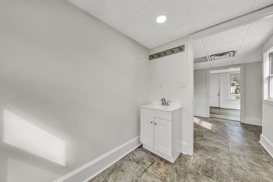 More Photos Of 628 S Colorado St, Salem Office For Sale