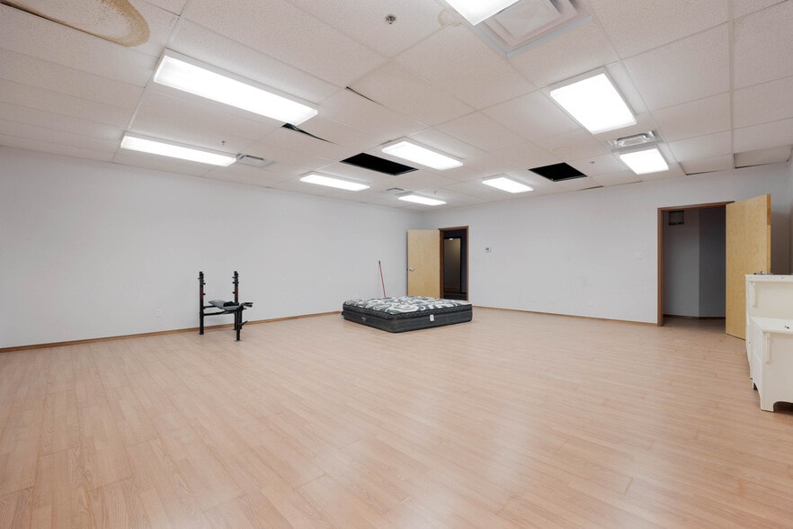 More Photos Of 105 Oak Crt, Anzac Warehouse For Sale