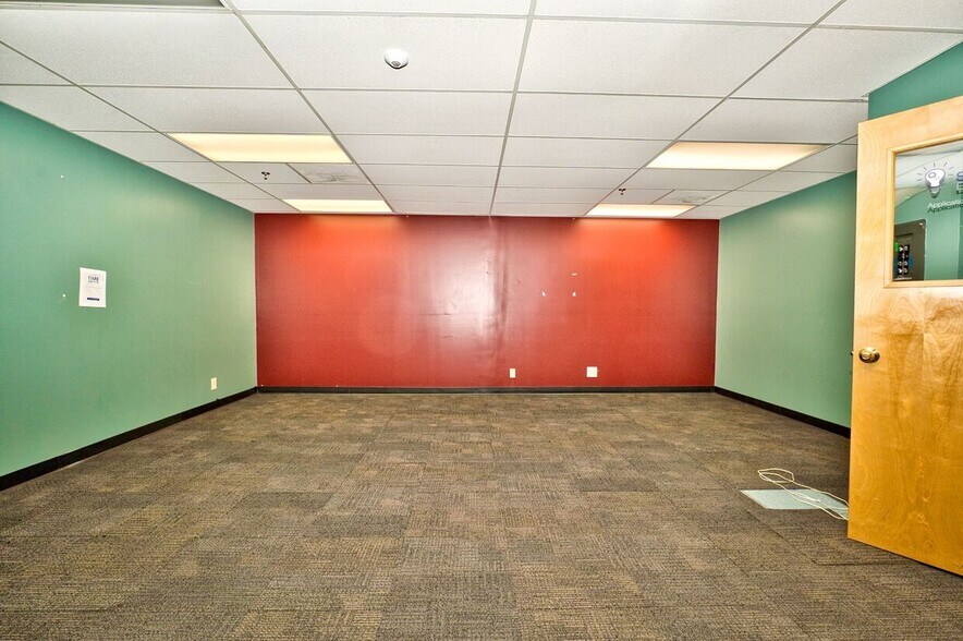 More Photos Of 651 S Martin Luther King Jr Ave, Waukegan Warehouse For Sale