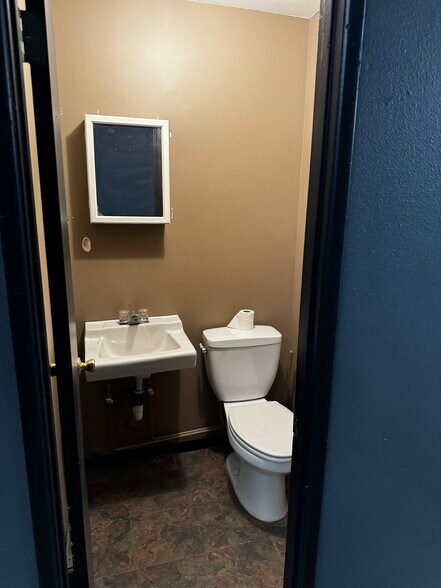 More Photos Of 5350 Strohm Ave, North Hollywood Manufacturing For Lease