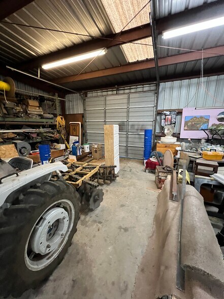 More Photos Of 2721 Empire Ave, Brentwood Flex For Lease