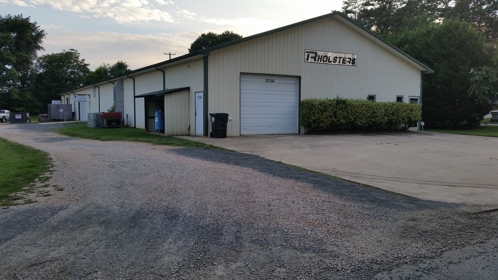 More Photos Of 315 Railroad St, Rockwell Warehouse For Lease
