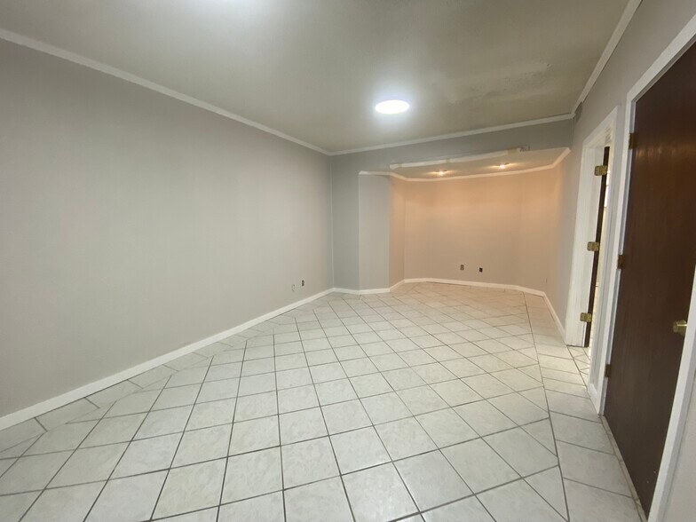 More Photos Of 1543 W Summit Ave, San Antonio Showroom For Sale