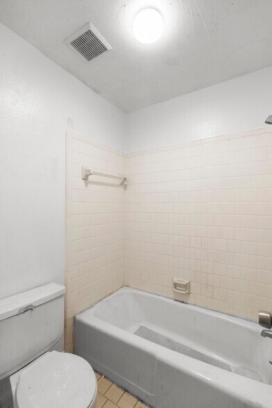 More Photos Of 1010 N Eufaula Ave, Eufaula Hotel For Sale