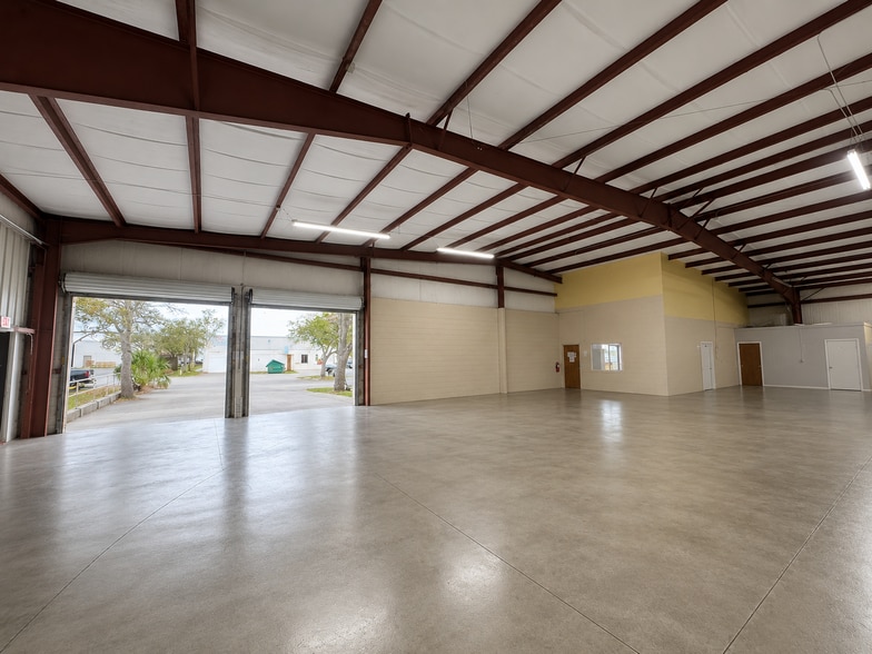More Photos Of 4612 107th Cir N, Clearwater Manufacturing For Lease