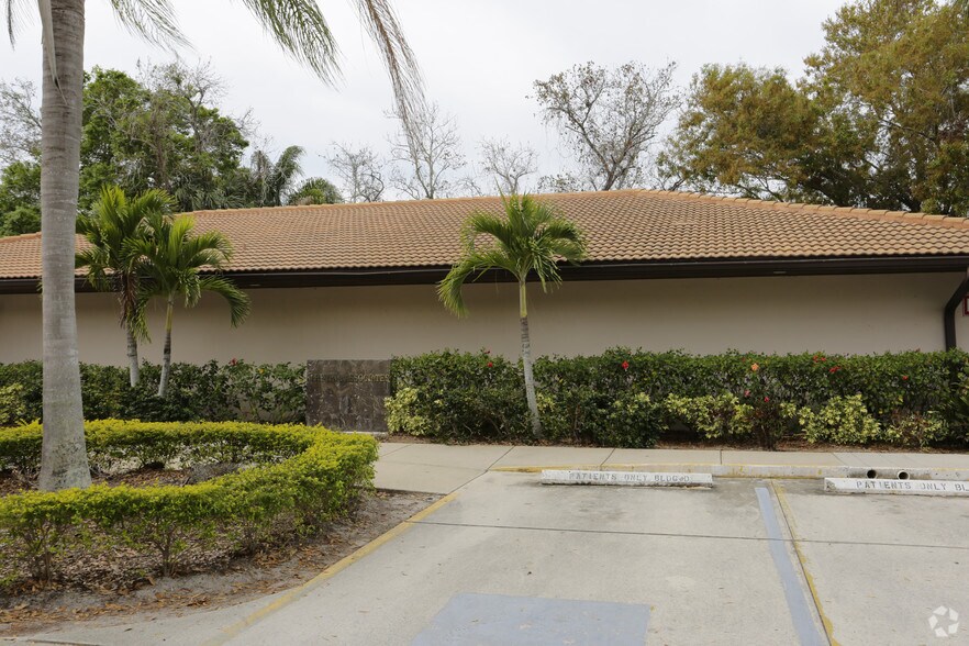 More Photos Of 3920 Bee Ridge Rd, Sarasota Medical For Lease