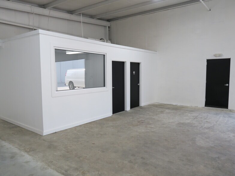 More Photos Of 5638 Star Ln, Houston Auto Dealership For Lease