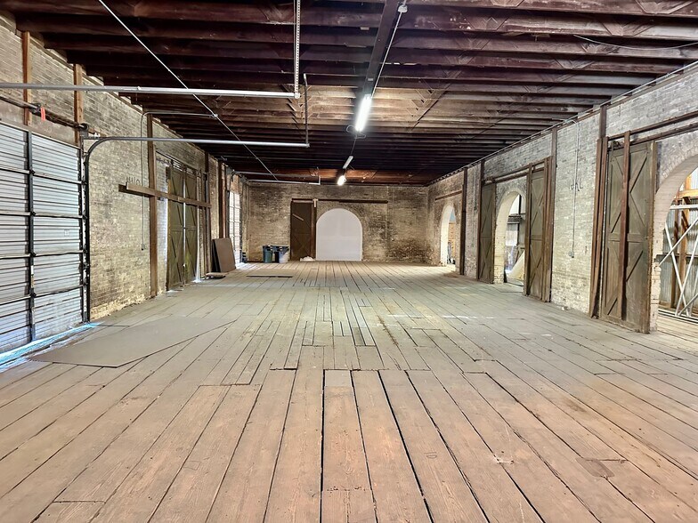 More Photos Of 200-232 W New Braunfels St, Seguin Warehouse For Lease