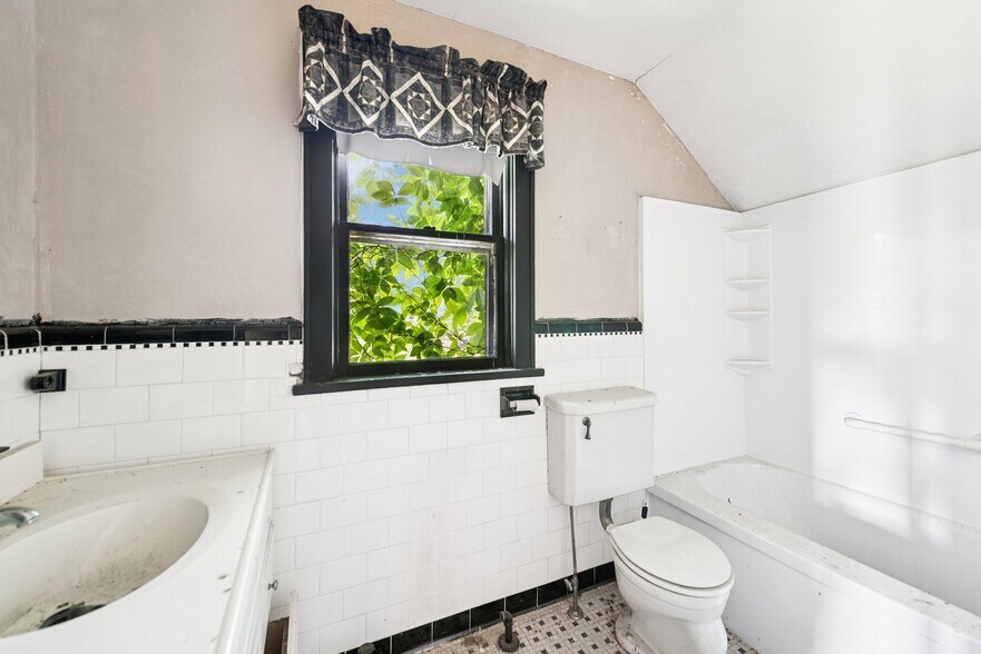 More Photos Of 920 Washington Rd, Washington Office For Sale