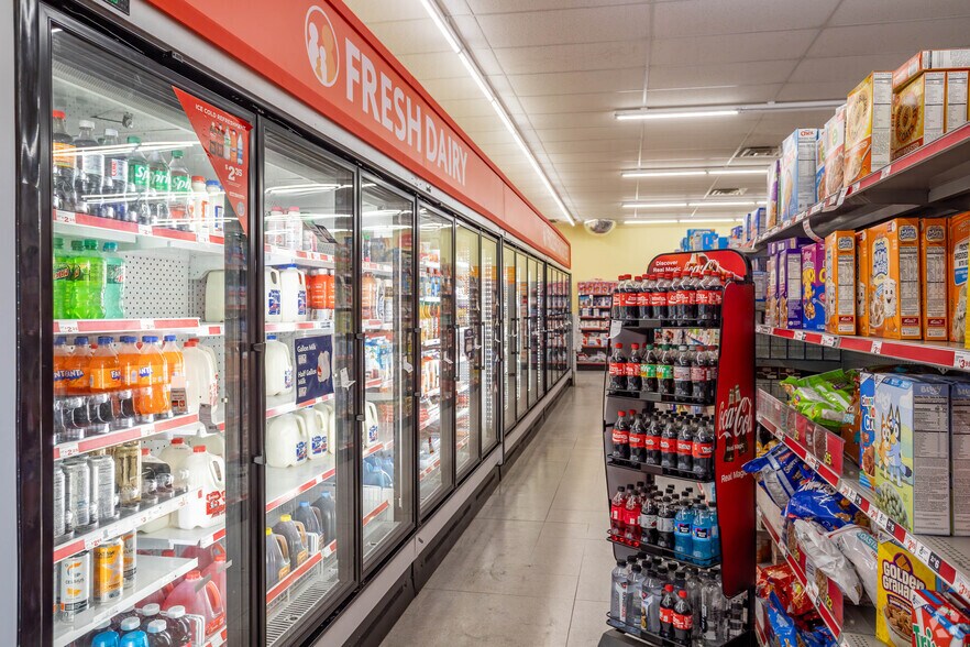 More Photos Of 45 8th St, Midland General Retail For Sale