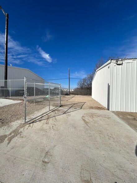 More Photos Of 5051 David Strickland Rd, Fort Worth Warehouse For Lease