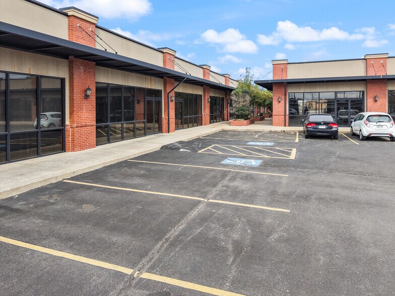 More Photos Of 2500-2502 SW 14th St, Bentonville Unknown For Lease