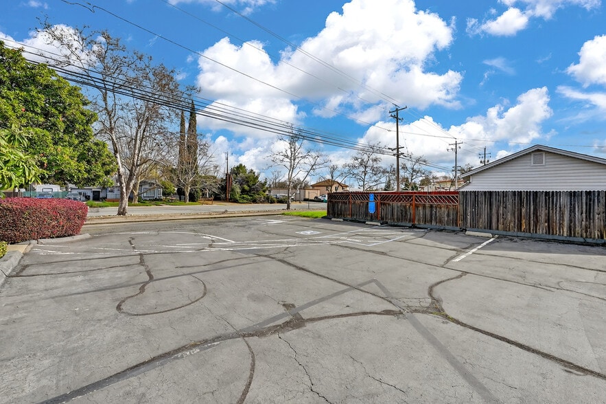 More Photos Of 496 East Ave, Lincoln Medical For Sale