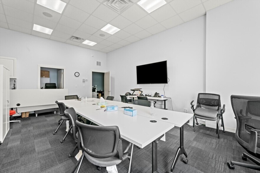 More Photos Of 2754 W Fullerton Ave, Chicago Freestanding For Lease