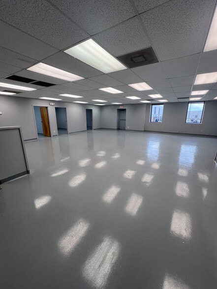 More Photos Of 653 Mainstream Dr, Nashville Light Distribution For Lease