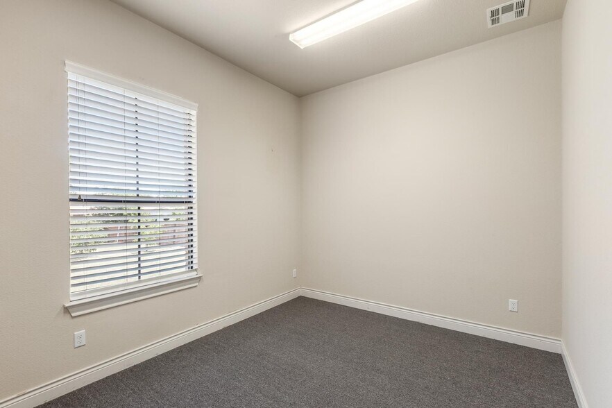 More Photos Of 105 Applewood Dr, Cedar Creek Office For Sale