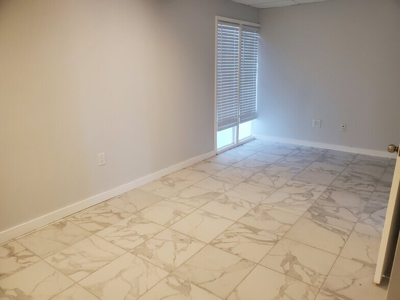 More Photos Of 2015 S Tuttle Ave, Sarasota Medical For Sale