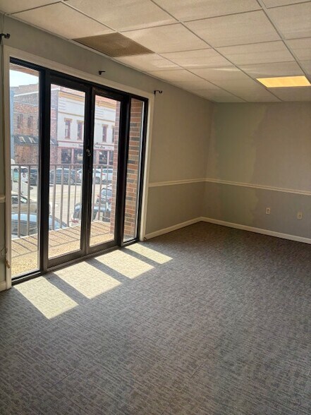 More Photos Of 102 W 7th St, Columbia Showroom For Lease