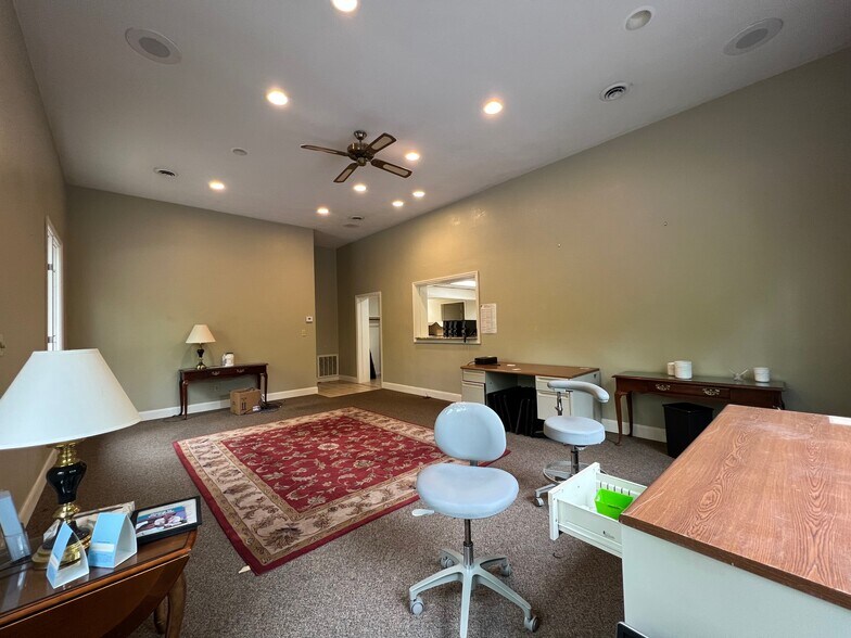 More Photos Of 1335 Hardy Rd, Vinton Medical For Sale