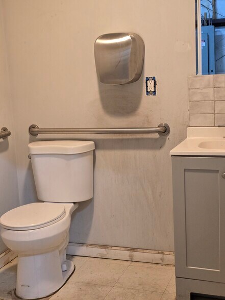 More Photos Of 14 Park Dr, Franklin Warehouse For Lease