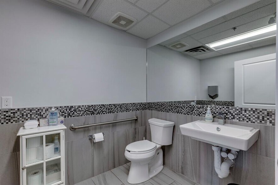 More Photos Of 2903 Kingsview Blvd SE, Airdrie Showroom For Sale
