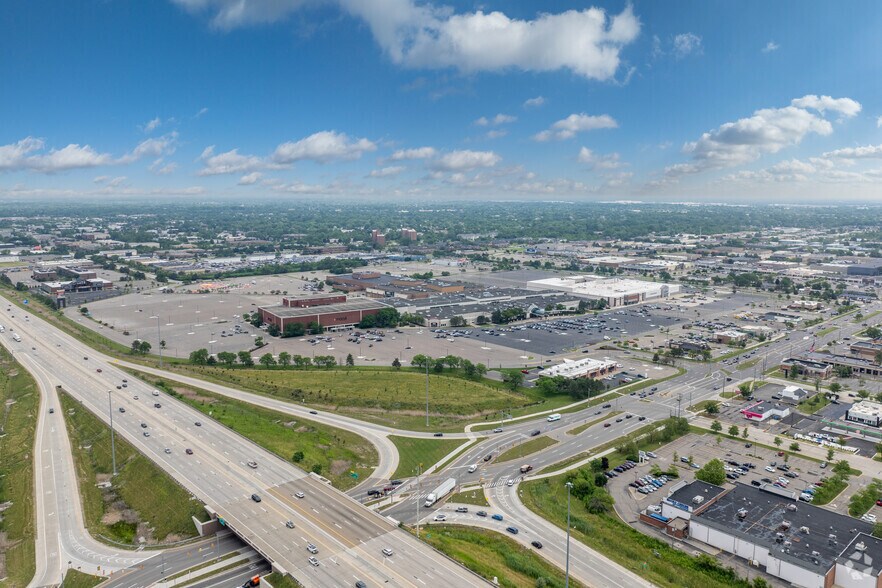 More Photos Of 86-750 W 14 Mile Rd, Troy Unknown For Lease