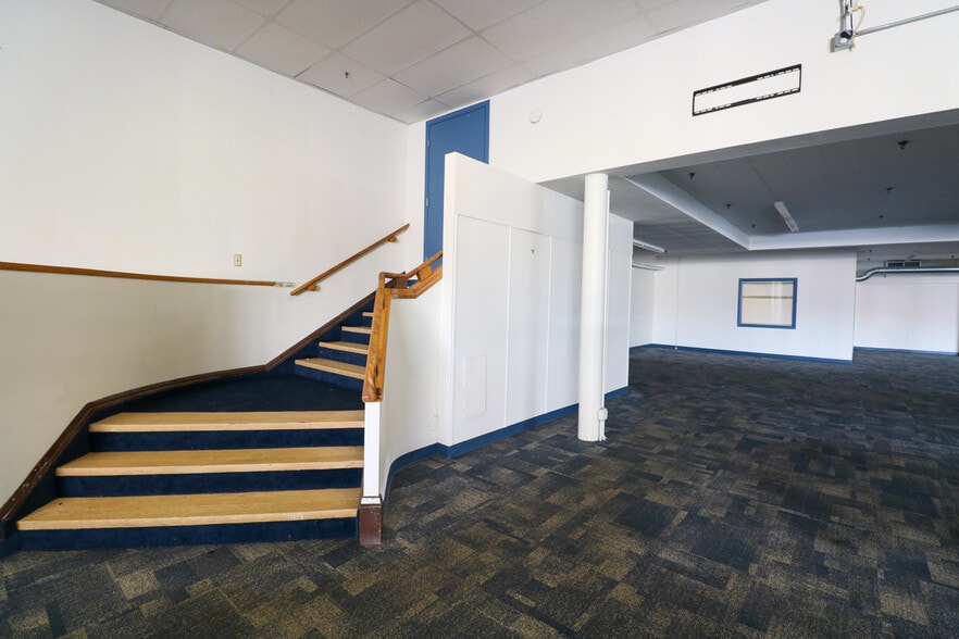 More Photos Of 181 Anderson Ave, Coos Bay Department Store For Sale