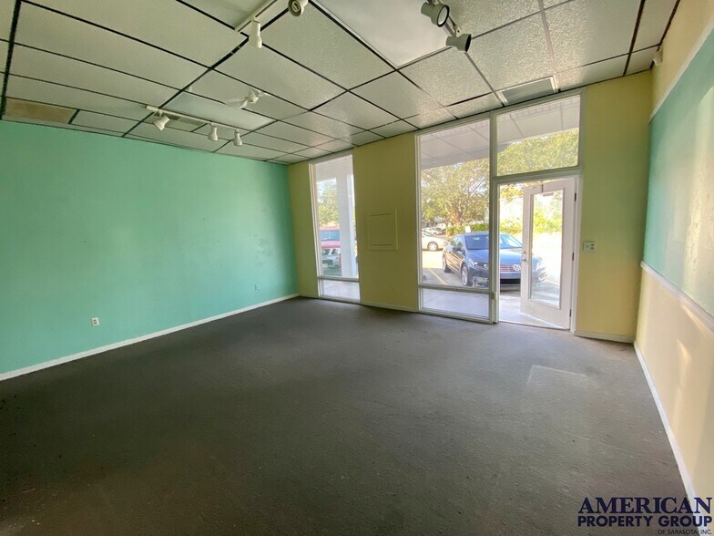 More Photos Of 6111-6121 Clark Center Ave, Sarasota Showroom For Lease