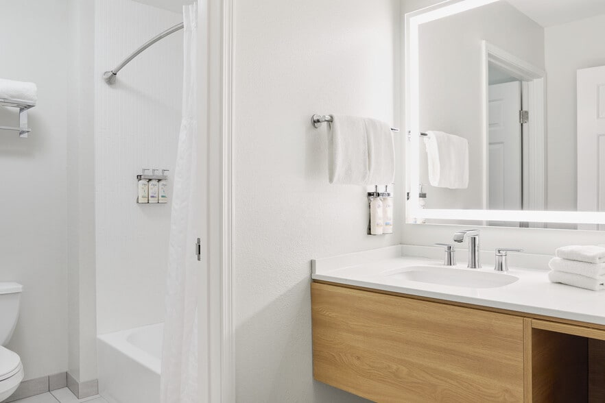 More Photos Of 300 W Romeo B Garrett Ave, Peoria Hotel For Sale