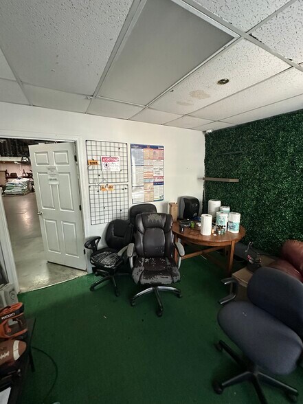 More Photos Of 771 Shallowford Rd, Marietta Flex For Lease