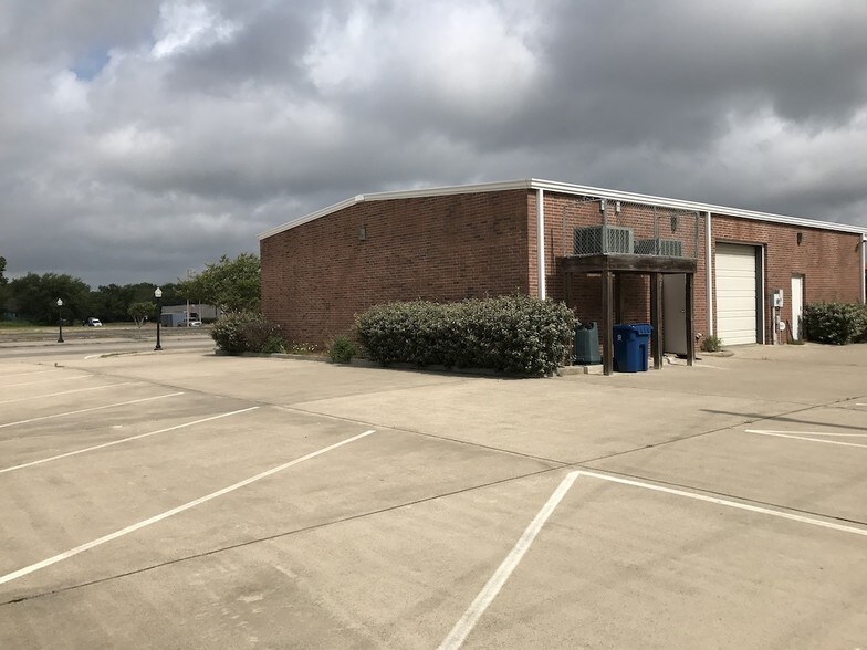 More Photos Of 118 6th St N, Texas City Showroom For Sale