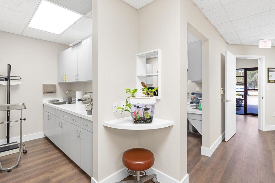 More Photos Of 920 ROLLING ACRES Rd, Lady Lake Medical For Sale