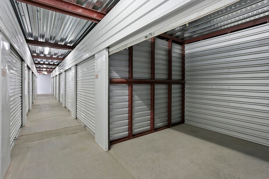 More Photos Of 13551 W Glendale Ave, Glendale Self Storage For Sale