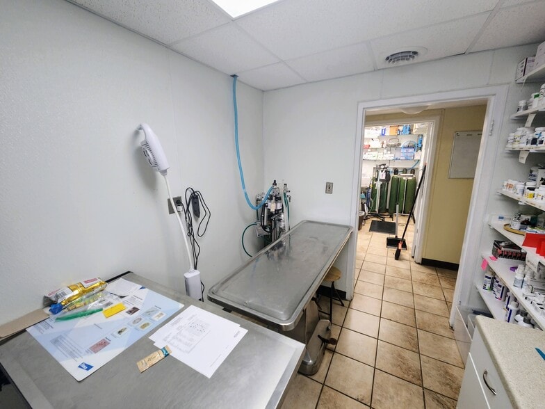 More Photos Of 712 Maccorkle Ave, Charleston Veterinarian Kennel For Sale