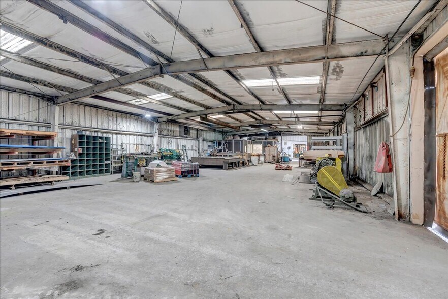More Photos Of 417 Chastain Blvd W, Glencoe Warehouse For Sale