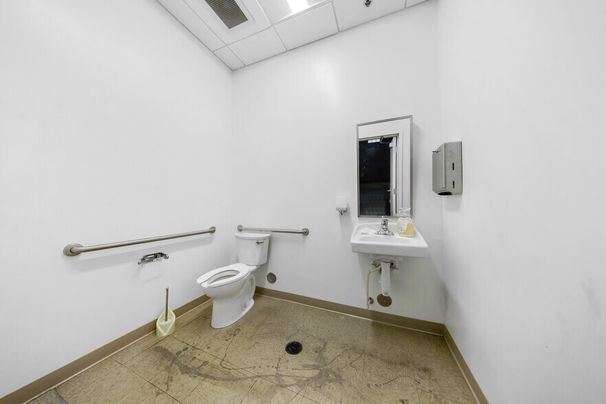 More Photos Of 14001 NW 112th Ave, Hialeah Gardens Warehouse For Lease