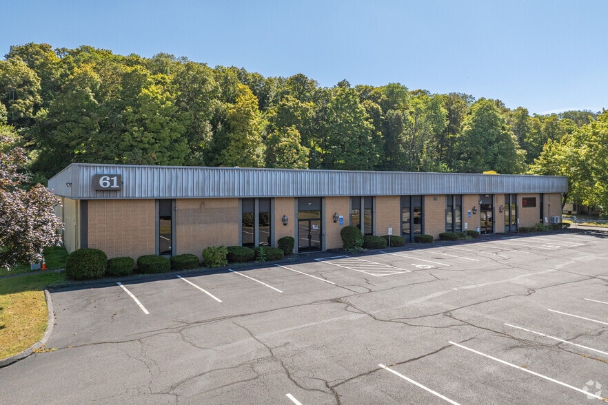 More Photos Of 61 Commerce Rd, Brookfield Warehouse For Lease