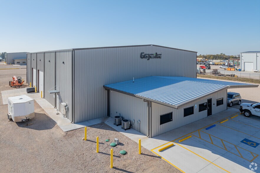 More Photos Of 3675 Allan Industrial Dr, El Reno Warehouse For Lease