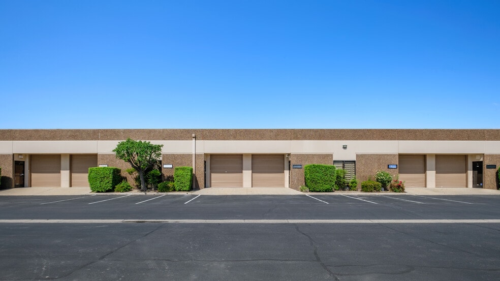 Primary Photo Of 402 W Bedford Ave, Fresno Flex For Lease