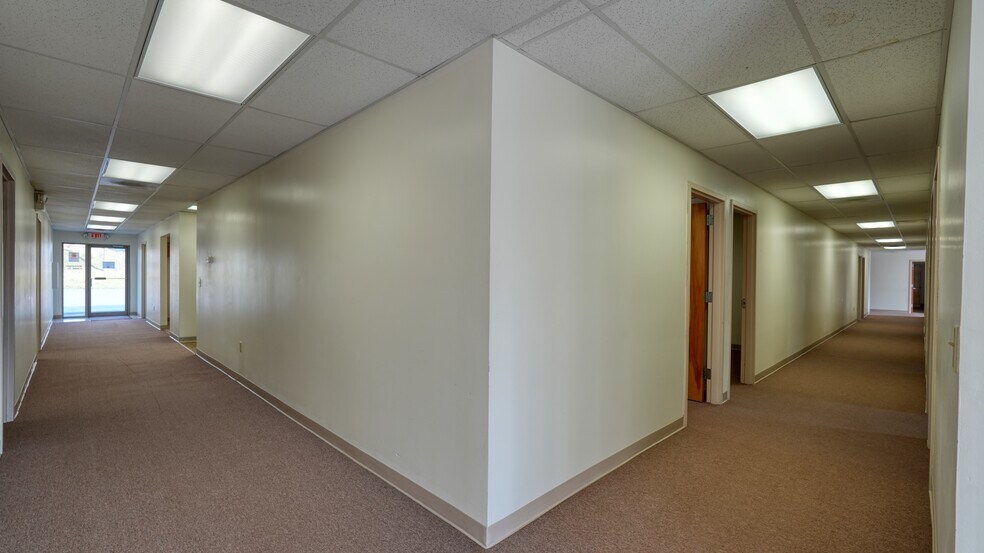 More Photos Of 2050 E Wheeling Ave, Cambridge Office For Lease