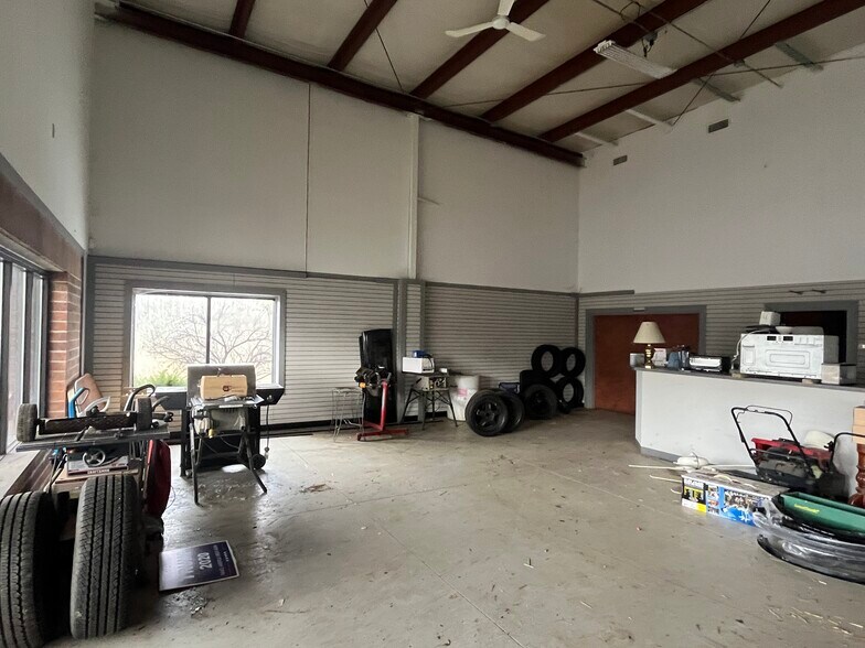 More Photos Of 100 Pelret Industrial Pky, Berea Showroom For Lease