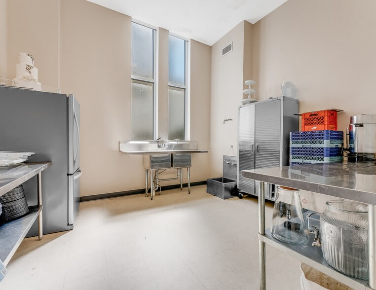 More Photos Of 801 E Park Ave, Fairmont Storefront For Sale